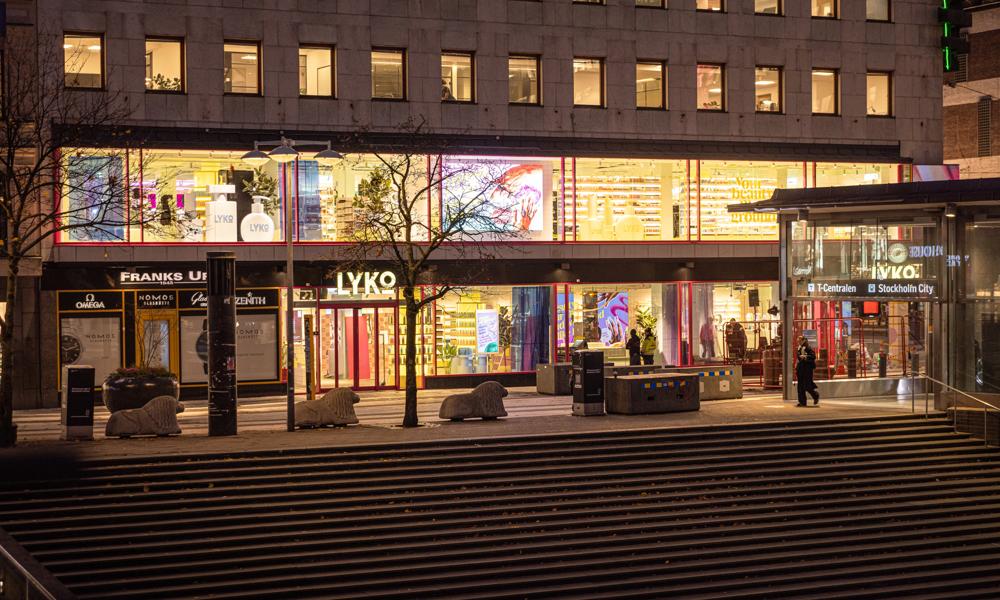 I början på november öppnade Lyko sin nya flaggskeppsbutik, eller ”fabship store” som kedjan skämtsamt kallar den, på Drottninggatan i centrala Stockholm. I början på november öppnade Lyko sin nya flaggskeppsbutik, eller ”fabship store” som kedjan skämtsamt kallar den, på Drottninggatan i centrala Stockholm.