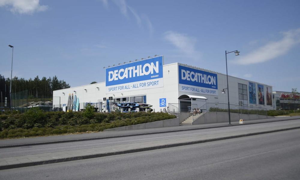 Stora Coop ska flytta in i Decathlons tidigare lokaler vid den södra infarten till Barkarby handelsområde. Stora Coop ska flytta in i Decathlons tidigare lokaler vid den södra infarten till Barkarby handelsområde.
