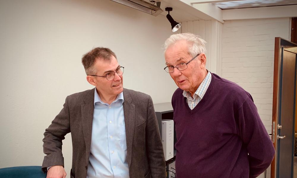 Søren Lund (th) og Ove Knudsen i samtale på den fabrik ved Randers, hvor Søren Lund i 60 år har produceret kvalitetspolstermøbler.