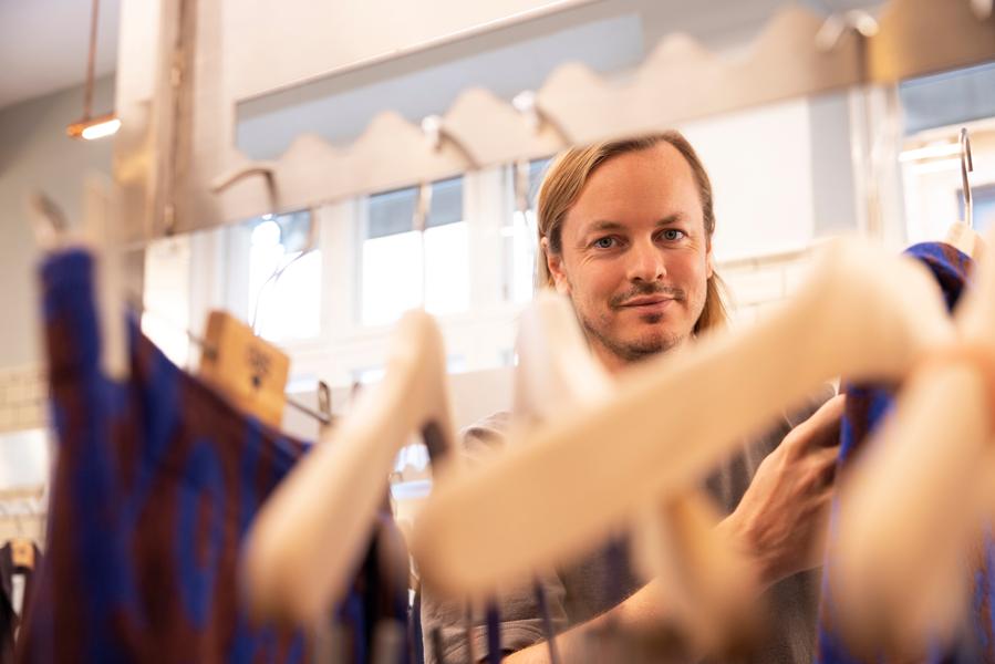 Oas grundare Oliver Adam Sebastian Lundgren. Företagsnamnet står för initialerna i hans förnamn. 2022 utsågs Oas till Årets modevarumärke av Habit. Oas grundare Oliver Adam Sebastian Lundgren. Företagsnamnet står för initialerna i hans förnamn. 2022 utsågs Oas till Årets modevarumärke av Habit.