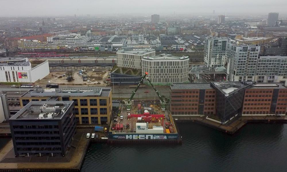 Boreskakten på Kalvebod Brygge med byen i baggund. Boreskakten på Kalvebod Brygge med byen i baggund.