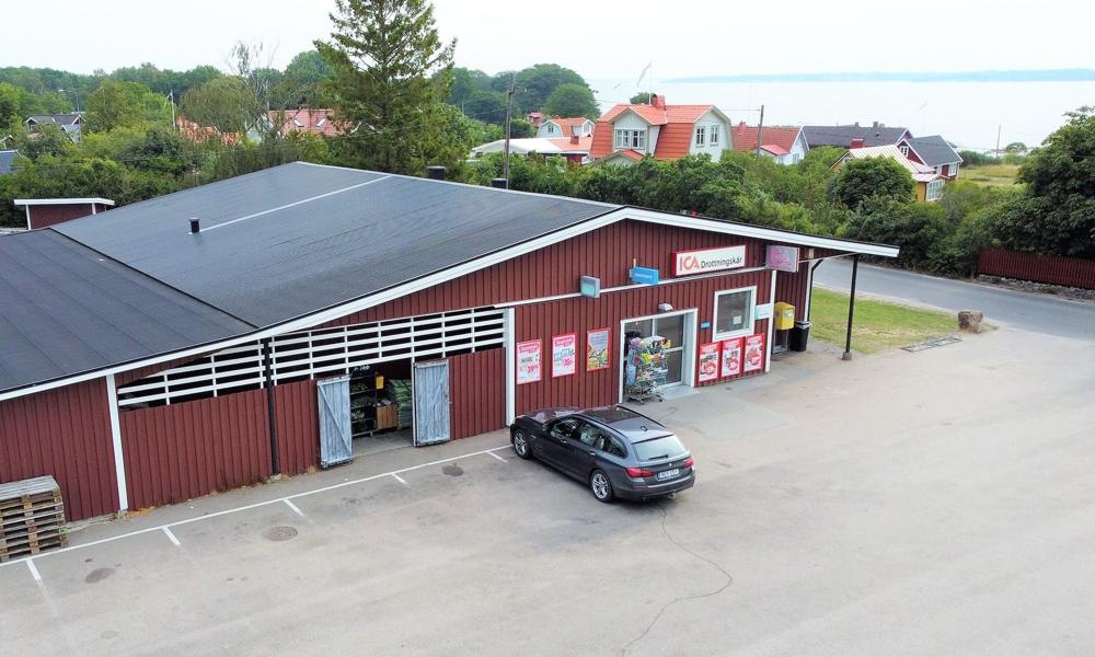 Ica Nära Drottningskär är beroende av sommarturismen. Ica Nära Drottningskär är beroende av sommarturismen.