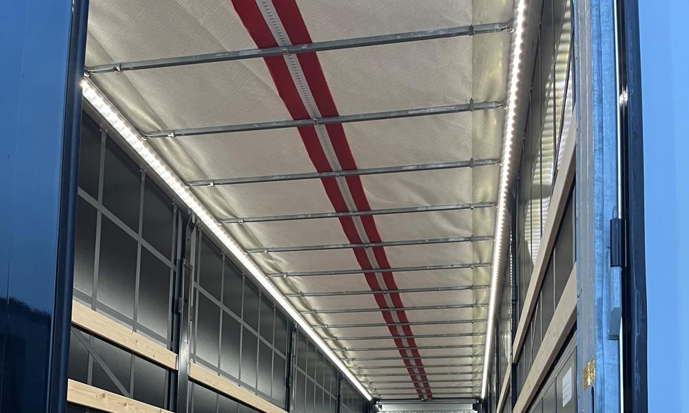 Traileren har indvendigt lys og Ice Roof-funktion i taget. Traileren har indvendigt lys og Ice Roof-funktion i taget.