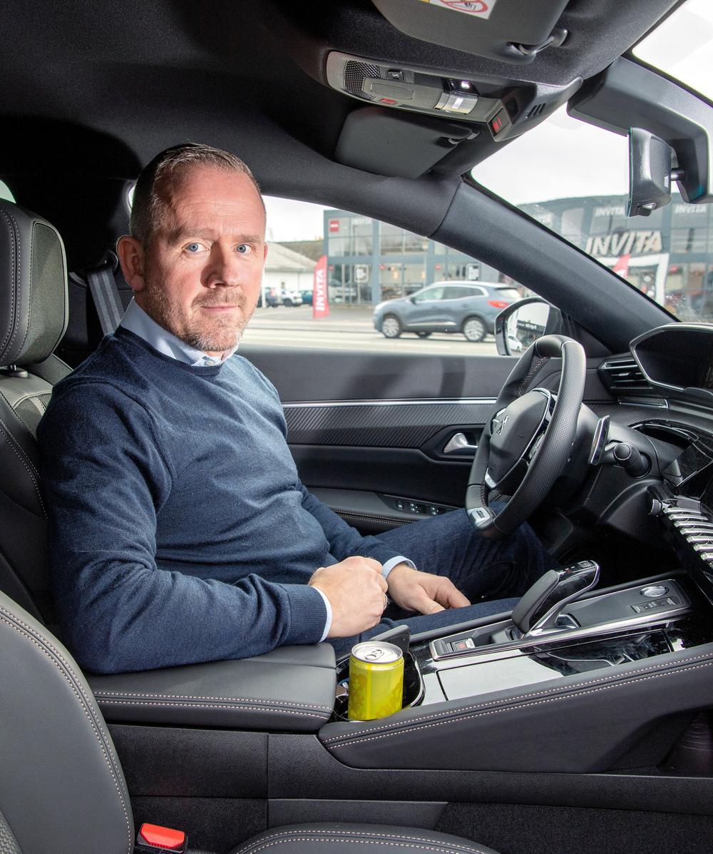 Johnny Lindrup Nielsen, indehaver af Bilhuset Hjørring, der sælger Navor, Honqi og Voya. Ved udgangen af 2023 takkede indehaveren nej til at fortsætte som autoriseret Peugeot-forhandler. Han er indtil videre super tilfreds med salget af Navor-biler Johnny Lindrup Nielsen, indehaver af Bilhuset Hjørring, der sælger Navor, Honqi og Voya. Ved udgangen af 2023 takkede indehaveren nej til at fortsætte som autoriseret Peugeot-forhandler. Han er indtil videre super tilfreds med salget af Navor-biler