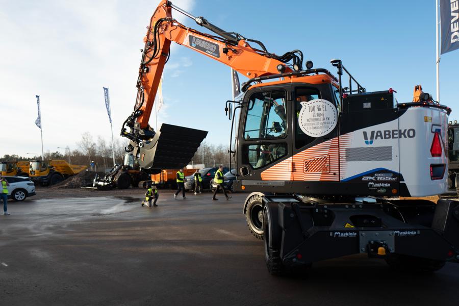 Hjulgrävaren Develon DX165WR Electric med namnet "Elsa" premiärvisades tidigare i år på Maskinias anläggning i Linköping. Hjulgrävaren Develon DX165WR Electric med namnet "Elsa" premiärvisades tidigare i år på Maskinias anläggning i Linköping.