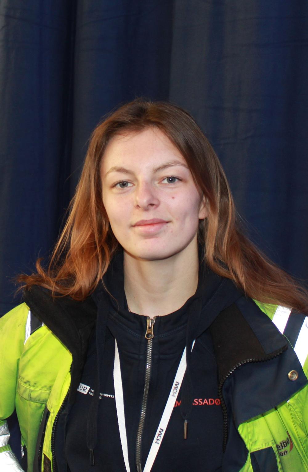 - At komme ud og opleve verden er ikke kun forbeholdt akademikere, siger lastbilchauffør Emmelie Carlsen. - At komme ud og opleve verden er ikke kun forbeholdt akademikere, siger lastbilchauffør Emmelie Carlsen.