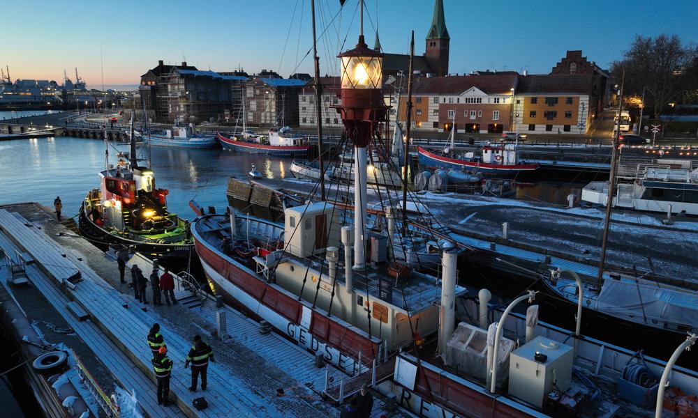 Fyrskibet 'Gedser Rev' stævnede ud af Helsingør Havn en frostklar mandag morgen 8. januar på vej til restaurering på Hvide Sande Ship Yard.