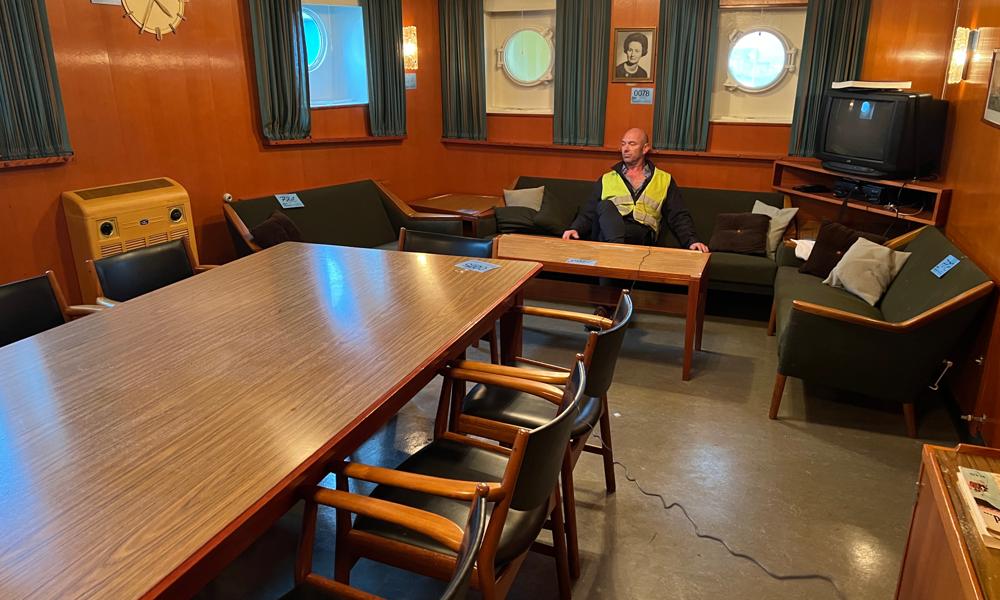 Møblerne fra officerssalonen på Danbjørn bliver sat på auktion.
