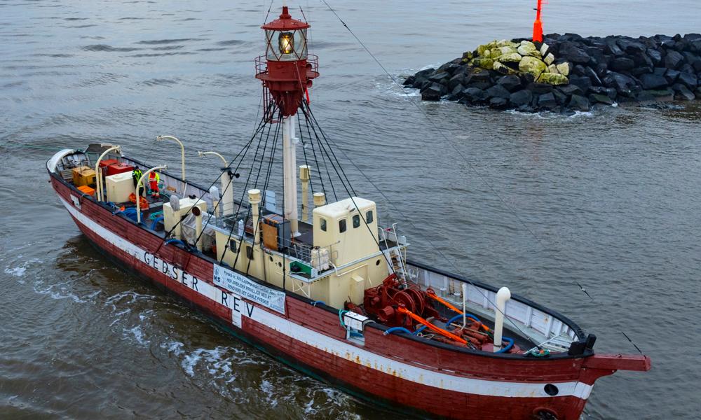 Fyrskibet 'Gedser Rev' er ankommet til Hvide Sande 11. januar. Her skal det på værftsophold på Hvide Sande Shipyard. Skibet ligger normalt i Helsingør. Turen herfra tog 3 dage. Fyrskibet 'Gedser Rev' er ankommet til Hvide Sande 11. januar. Her skal det på værftsophold på Hvide Sande Shipyard. Skibet ligger normalt i Helsingør. Turen herfra tog 3 dage.