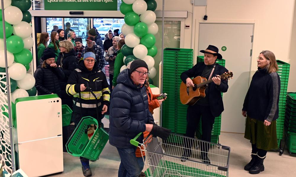 Många var nyfikna på själva byggnaden. Många var nyfikna på själva byggnaden.