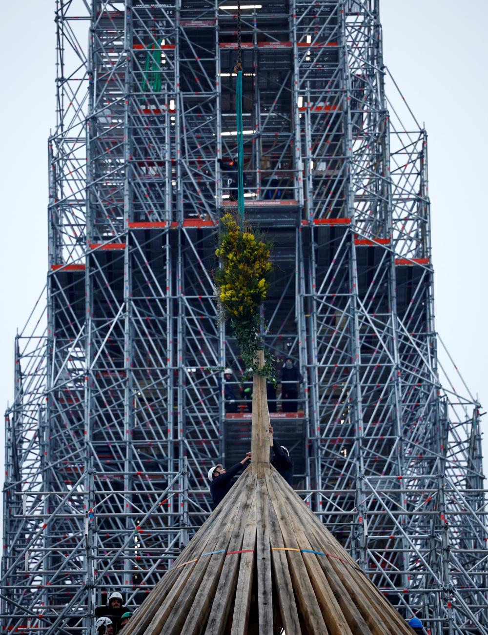 Notre Dame forventes at være færdigrestaureret i slutningen af 2024. Notre Dame forventes at være færdigrestaureret i slutningen af 2024.