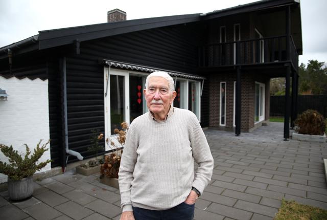 Rogers Søgaard fortæller historien om, hvordan han i 1944 som 15-årig fik en særlig tilladelse til at cykle igennem den tyske flyveplads ved Knivholt.