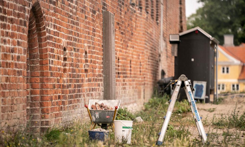 Nyborg Slot er et af de vigtigste kulturarvsmonumenter fra Danmarks middelalder. En større restaurering af slottet er i gang. Nyborg Slot er et af de vigtigste kulturarvsmonumenter fra Danmarks middelalder. En større restaurering af slottet er i gang.