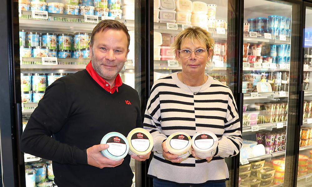 Butikschefen Kent Larsson och Britt-Marie Andersson vid den egentillverkade glassen som säljs på annan plats i butiken. Butikschefen Kent Larsson och Britt-Marie Andersson vid den egentillverkade glassen som säljs på annan plats i butiken.