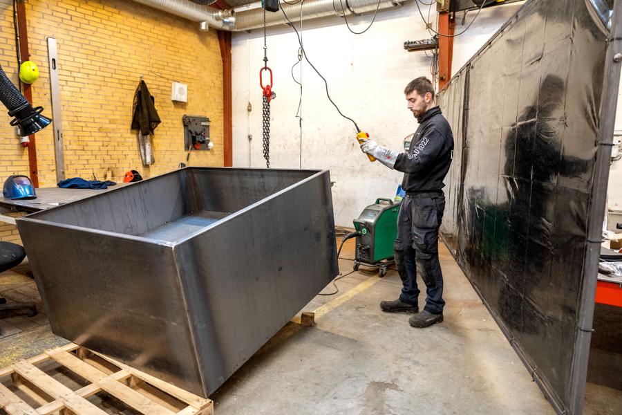 Stålhaven har i øjeblikket fire dages-uge - når højsæsonen går i gang lige om lidt, når det bliver forår, så er der seks dages-uge. Stålhaven har i øjeblikket fire dages-uge - når højsæsonen går i gang lige om lidt, når det bliver forår, så er der seks dages-uge.