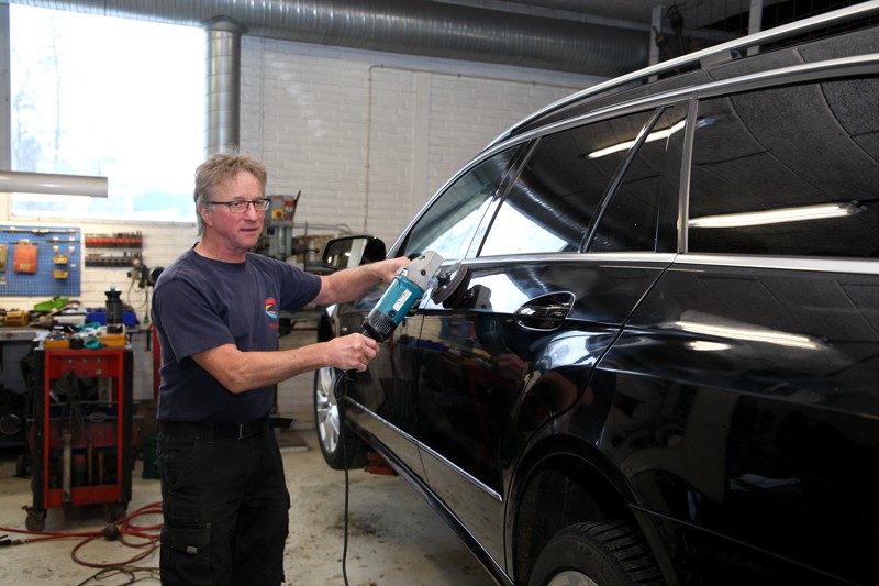 70-årige Thorkild Thougaard tager sig primært af klargøring af biler til salg.