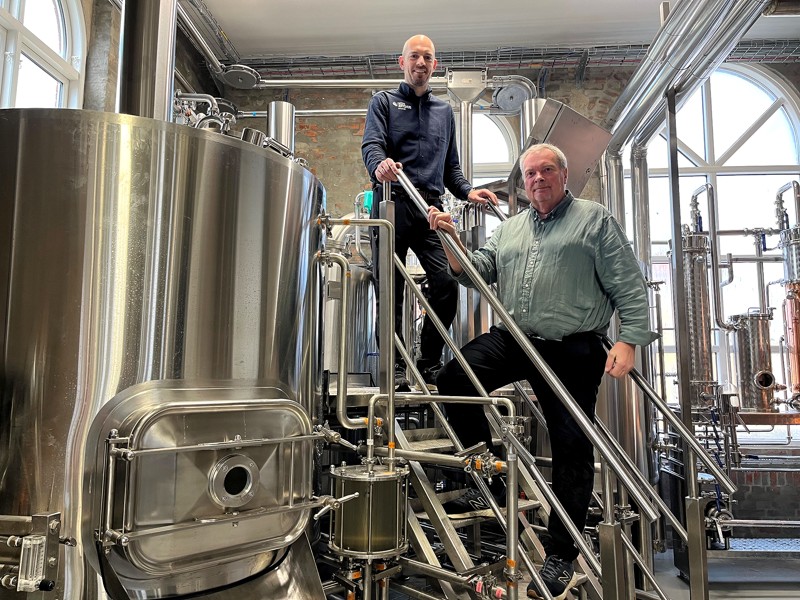 Bo Larsen, tv, og Niels Otto Skærbech, har nu brygget de første 5000 liter øl på det nye anlæg.