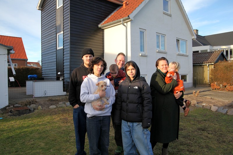 Familien Asbøg samt plejebarnet Anna foran villaen på Havevej, som er base for den meget aktive familie.