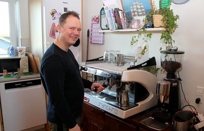 Thomas Asbøg er kaffe-entusiast om en hals og har bygget sig en kaffevogn, som han stiller op med ved forskellige events.