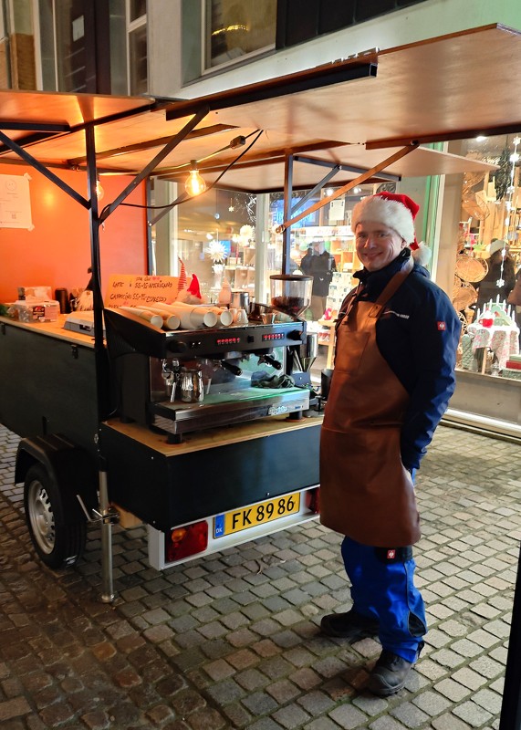 Thomas Asbøg med kaffevognen til Black Friday i Frederikshavns gågade.