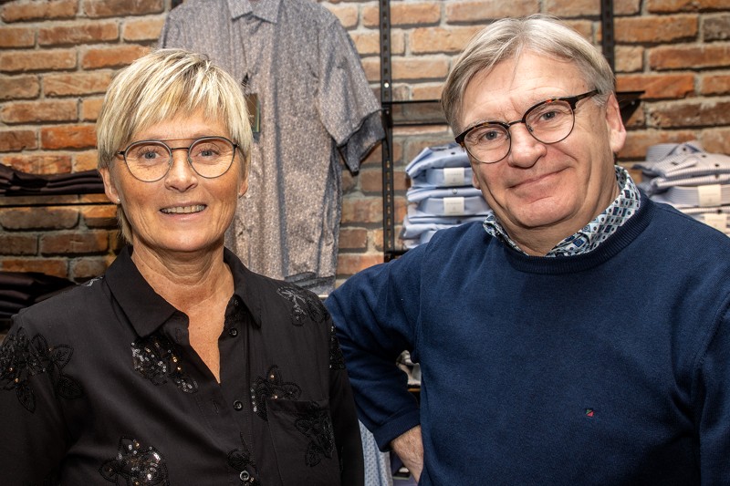 Lene Juul Christensen og kollegaen Bjarne Pedersen glæder sig til at møde kunderne, når Herremagasinet Brovst fejrer femårs fødselsdag.