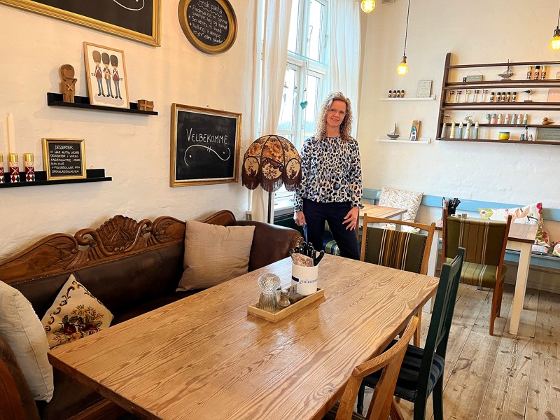 Lige nu er Majbrit Svenningsen ved at renovere det lille selskabslokale og selve café-lokalet med afslibning af gulve og malerarbejde. Men den gamle stil beholdes.