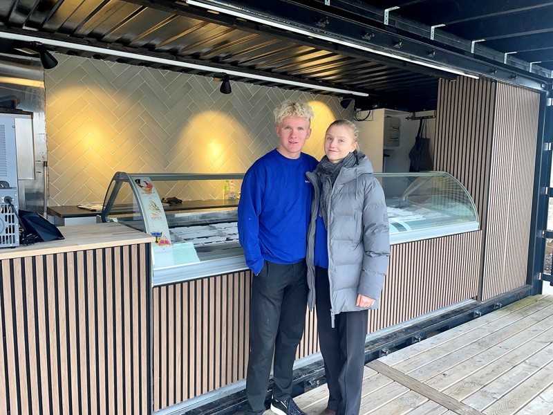 Nu er de to indehavere af Det Gamle Ishus ved lystbådehavnen i Nykøbing, Jeppe Thusgård Poulsen og Cecilie Holmgaard, snart klar til at fylde is i sidisken.