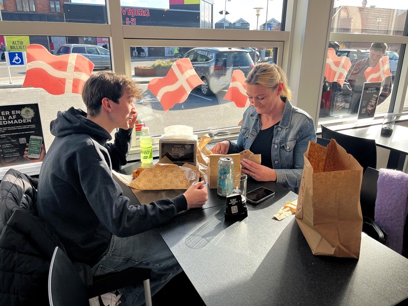 Samuel og Helle Lind var to af de kunder, som valgte at spise sin sandwich i butikken. 