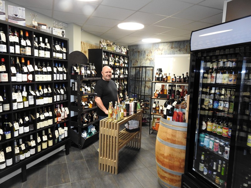 Her er det butikschefen Jan Hansen i den nye vinafdeling i Kødboxen.