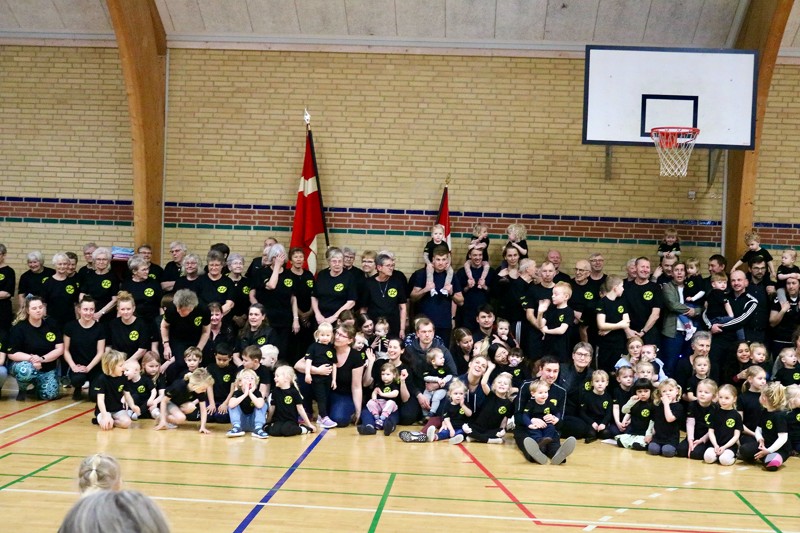 130 gymnaster deltog, da Rørholt IF holdt opvisning i Dronninglund Efterskoles hal. 400 mødte op for at kigge på!
