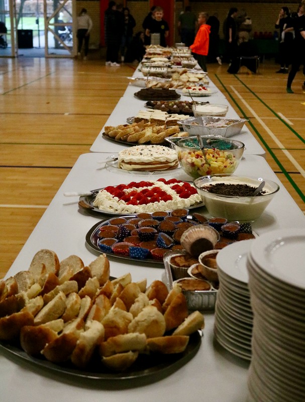 Gymnaster, forældre og bedsteforældre havde bagt kager til alle. Kagebordet var på 11 meter.