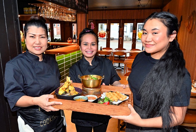 Indehaver Tidarut Rone (tv) har fået hjælp i den nye restaurant af Duangi Janorat og Waraphon Onnalen.