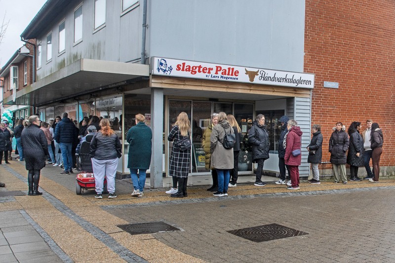 Køen gik fra Normal-butikken i den gamle Sportsmasterbutik i Østergade forbi Slagter-Palle og ned ad Søgade.