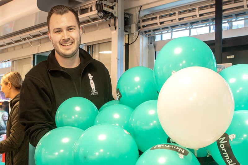 Butikschef Christian Pedersen bød kunderne velkommen med balloner og gode tilbud.