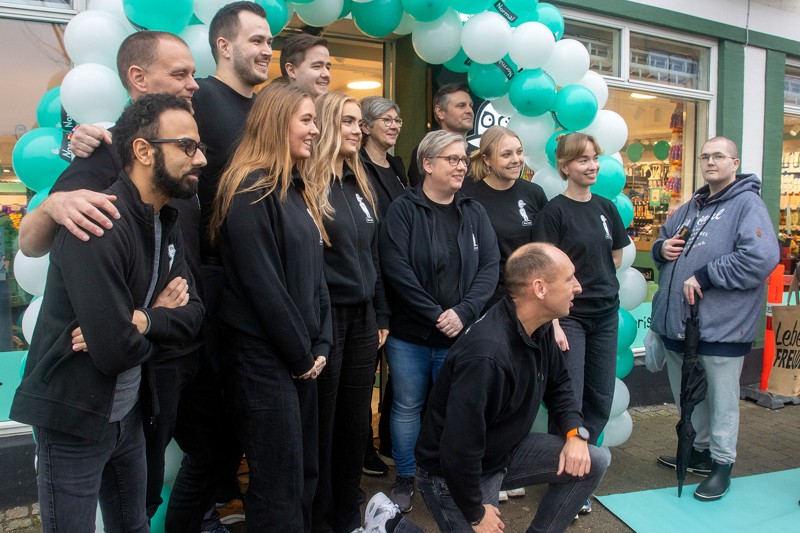 Medarbejderne i den nye Normal-butik stillede op til gruppefoto umiddelbart inden åbningen. På hug i forgrunden Normals danske landechef Lars Bjerring.