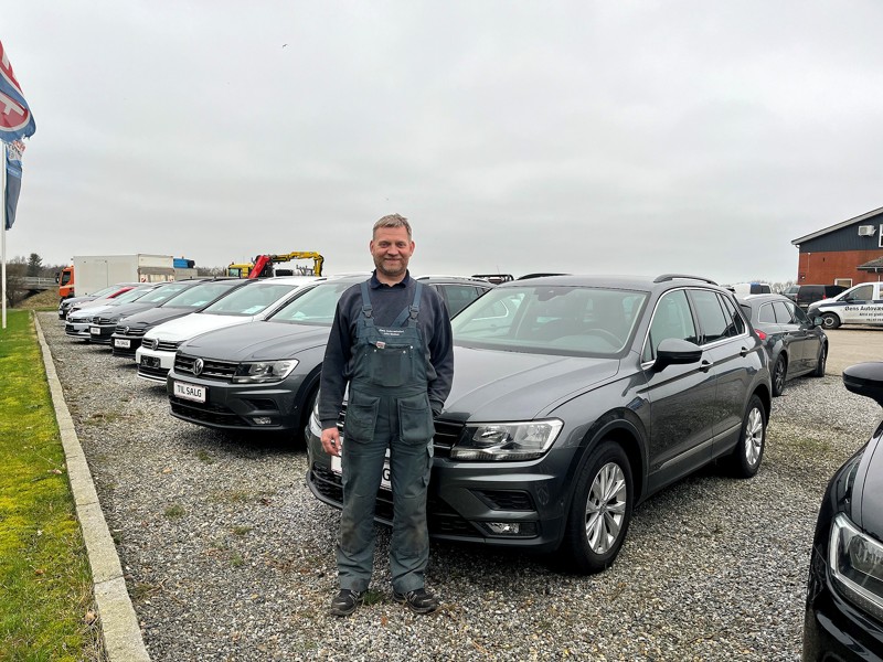 Stifter og indehaver af Øens Autoværksted, John Madsen, tager sig i dag af firmaets nyeste gren - nemlig salg af nye og lettere brugte personbiler, varevogne og lastvogne. 