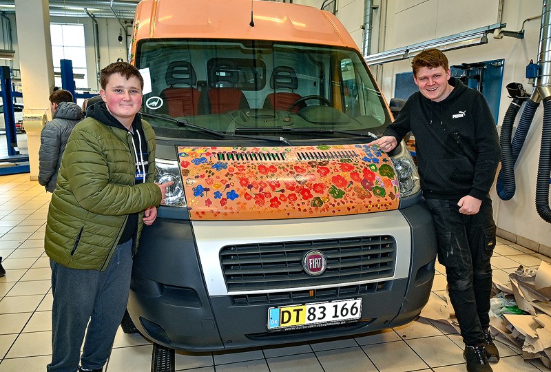 Kristoffer Frost Fuglstad og Anders Johannesen(th) fik lov at give bilen "blomster-gas" på køerhjelmen. For Anders var det lidt pudsigt at udfordringen lød på at male blomster: min mor har blomsterbutik i Hanstholm, fortæller han. 