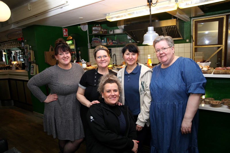 Holdet på L. A. Gastro Pub & Café: Annemari, Anna, Ludmilla og Tinna. Forrest indehaver Elisabeth, bedst kendt som Lisser.