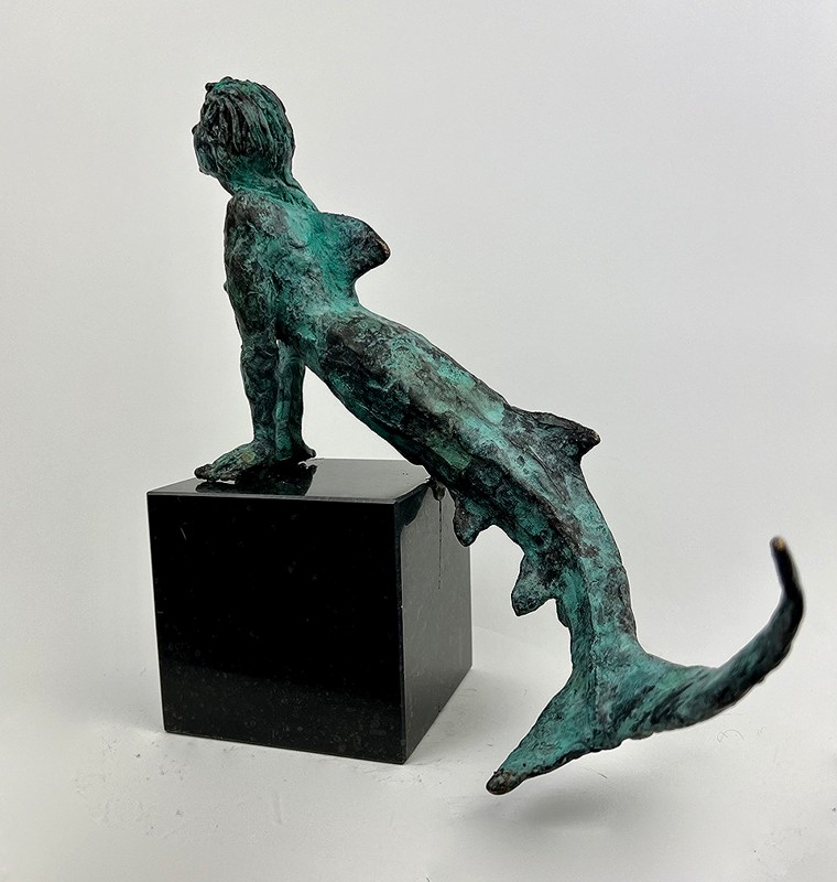 Påskeudstillingen i Gjøl Kunstlade byder blandt andet på denne skulptur af Helle Crawford. Hun kalder skulpturen Hajfrue – Alt Godt Fra Havet.