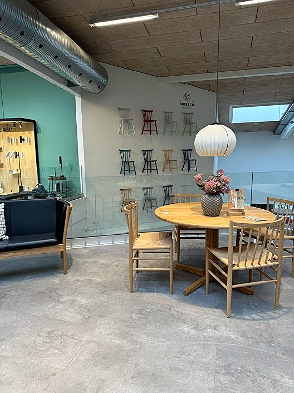 På førstesalen i Kalstrup Livsstilshus er der indrettet en afdeling med møbler.