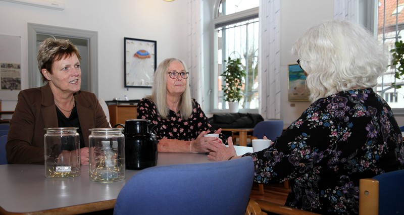 Der er kaffeklubber for uhelbredeligt kræftsyge kvinder i både Frederikshavn og Aalborg. Her ses Jenny Krogh, koordinator for kaffeklubben i Frederikshavn, Britta Ovesen og Tina Sihm.