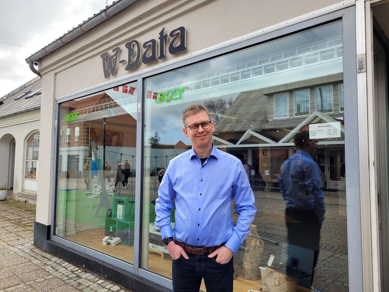Torben Werenfeldt Hansen foran sin butik i gågaden i Hurup.
