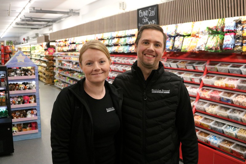36-årige Sabrina og 38-årige Daniel Åsted Krüger kan godt være stolte over deres nye købmandsforretning. 