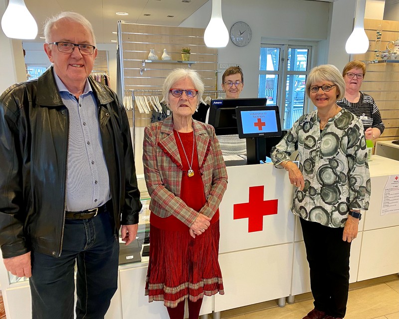 Den daglige drift styres af Inge Bisgaard, Karen-Marie Kristensen og Nancy Bisgaard Rasmussen. De to førstnævnte ses her sammen med formanden for Røde Kors, Hans Jørgen Dalum.