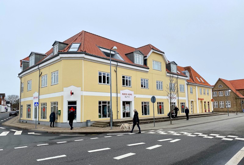 Den nuværende butik er beliggende midt i Dronninglund på adressen Slotsgade 37.