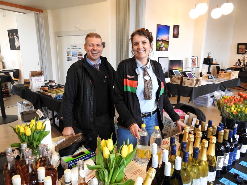 Her er det købmandsparret  Rene og Pia Ejstrup Larsen fra Spar og Slagter Winther med smagsprøver af vin fra hele verden.