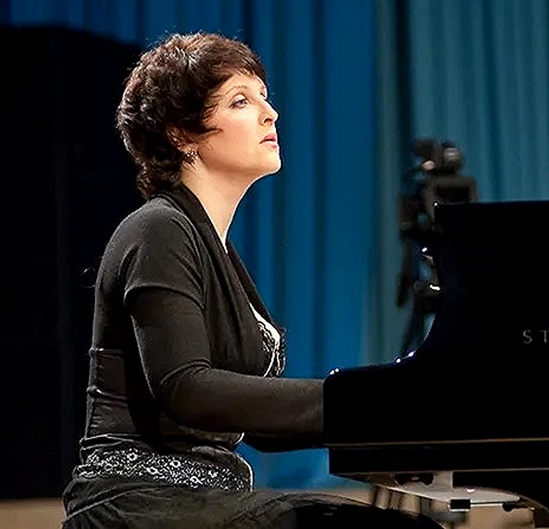 Pianist Polina Fradkina har givet koncerter i det meste af verden, og udgivet fem soloalbums.