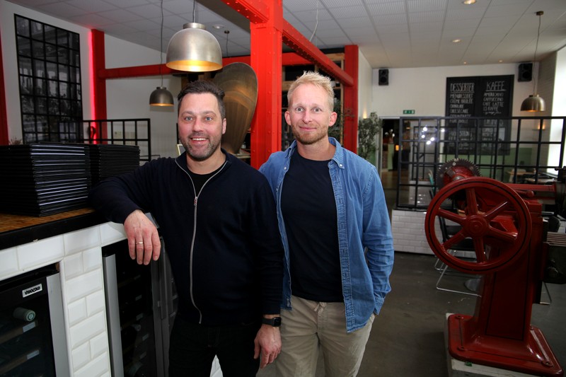 2takt-restauratørerne Thomas Suhr Christensen og Dennis Sommer er sprunget på poke bowl-bølgen, som er populær hos deres take away-kunder.