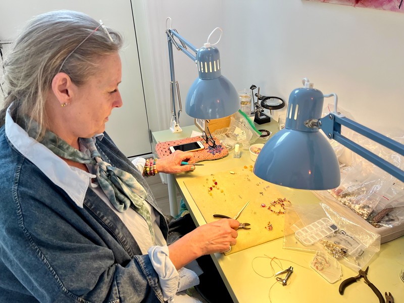 Marianne Nissen har selv arbejdet med perler i mange år, og hun kan godt lide at lære fra sig, så der er masser af tips og hjælp at hente.