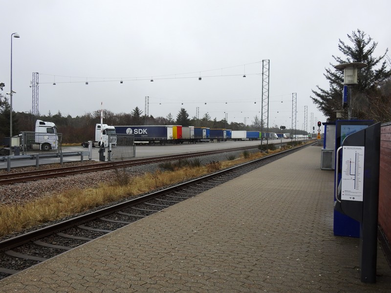 Her er det Hirtshals Godsbaneterminal for enden af Skovvejen, som snart skal i gang med en testkørsel på togbanen fra Hirtshals til Hamburg.